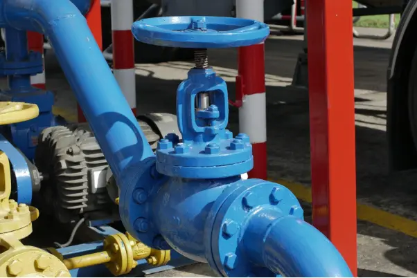 Valve ya globu ya bluu kwenye kiwanda